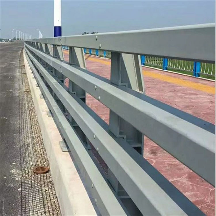 桥梁护栏立柱的高度控制